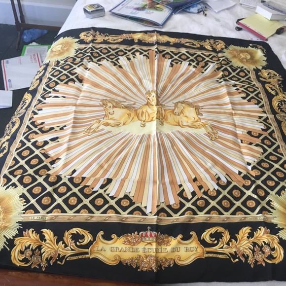 An LR Paris vintage scarf - Picture 5 of 5